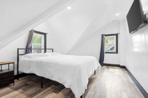 6BR Homes Perfect for Large Groups & Families Near Niagara Falls Attractions