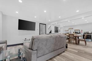 6BR Homes Perfect for Large Groups & Families Near Niagara Falls Attractions