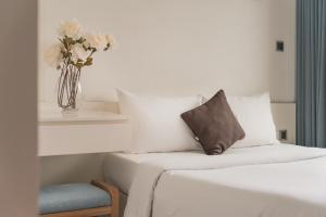 Delux Studio With Gym And Swimming Pool, Private Walking Lake In City Centre