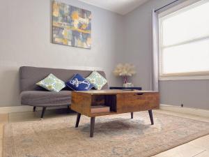 2 COZY BeDRooM WITH HUGE YARD