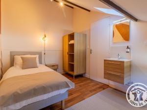 Maisons de vacances Gite spacieux de 8 chambres au coeur des vignes d-Anjou - FR-1-622-112 : photos des chambres