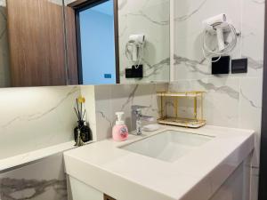 Luxury One-Bedroom Suite at Astra Sky River Infinity Pool, Work-Friendly, Near Old Town