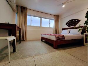 Lumphini 3 Teakwood red at Steamy Location