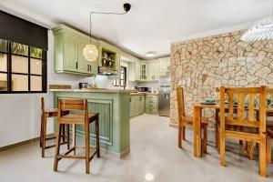 Tropical Retreat in El Cortecito beach condo