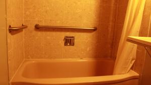 Queen Room - Disability Access/Non-Smoking room in Budget Inn -Yreka