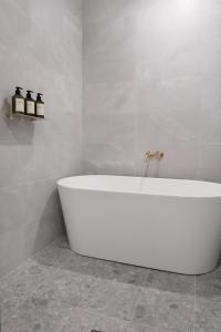 CoCo 2-BR Apt in the heart of Burwood with free parking