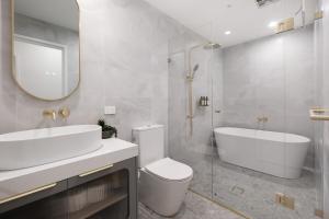 CoCo 2-BR Apt in the heart of Burwood with free parking