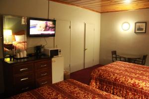 Queen Room with Two Queen Beds - Non-Smoking room in Budget Inn -Yreka