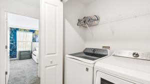 4BR Tropical Storey Lake Townhome Private Pool