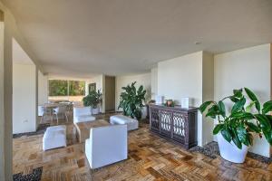 Beautiful & Serene Condo beach access