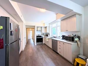 Cozy room in Smart Home with Private Bath near Wonderland, central Richmond Hill, home made Breakfast options