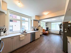 Cozy room in Smart Home with Private Bath near Wonderland, central Richmond Hill, home made Breakfast options