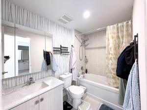 Cozy room in Smart Home with Private Bath near Wonderland, central Richmond Hill, home made Breakfast options