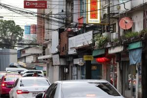 SKY 14 Vibrant street Cozy n Cool near center