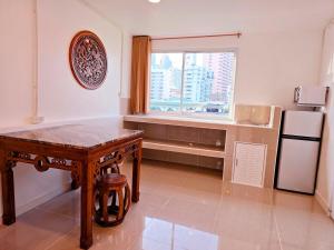 Crane nest 14 loft with views over Sathorn