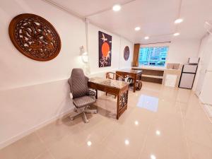 Crane nest 14 loft with views over Sathorn