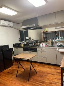 Guest House Yachi-So 下田民泊 ビーチまで徒歩13分 近くにスーパー レストラン 100均 ソウルバー 13 minutes walk to the beach! Nearby 7-11 Supermarkets, various Restaurants, 100 yen shops, and Exciting Bar!