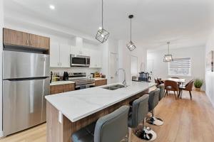 Spacious new 3BR, sleeps 10, King Bed, 8min to YWG