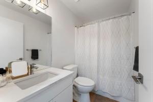 Spacious new 3BR, sleeps 10, King Bed, 8min to YWG