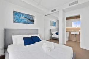 Stunning City & River Views Rooftop Pool Gym