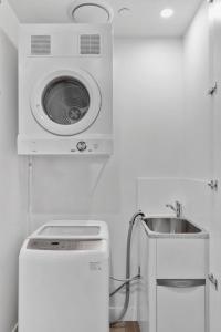 Stunning City & River Views Rooftop Pool Gym