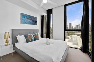 Stunning City & River Views Rooftop Pool Gym