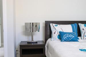 Cozy 2-Bedroom Walkout Basement Suite