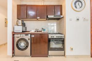 Studio Near Dubai Water Canal and Bus Station, Conveniently Close to Downtown, The Scala Tower, Business Bay by Deluxe Holiday Homes