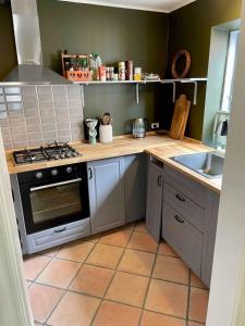 Charming Townhome Near Beach And Square