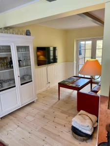 Charming Townhome Near Beach And Square