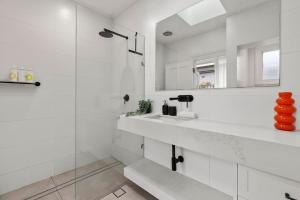 Perfect Stay By The Rocks