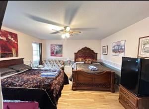 The Breakfast Suite with 2 Queen beds in Fraser Valley Getaway R1
