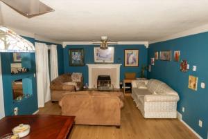The Breakfast Suite with 2 Queen beds in Fraser Valley Getaway R1
