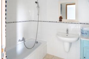 Maisons de vacances Ideal famille et groupe Mas dans les Cevennes Piscine Plages privees Cadre exceptionnel Convivialite Calme Vignoble Parking gratuit Borne electrique Animaux acceptes - Wifi : photos des chambres