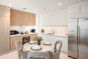 FIRST CLASS 2BR Sea & Palm View, Beachfront