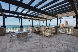 Across From The Beach! Near Pier Park & Dining! Sleeps 6! 2 BR 2 BA!