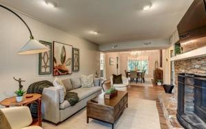 Creek View Villa - Full kitchen cozy fireplace Wifi golf course views