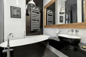 Luxurious Apartment with Parking and Garden near the Sea in Sopot by Renters Prestige