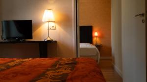 Hotels Logis Hotel L-Oree des Charmes et son restaurant L-evYdenCe : photos des chambres
