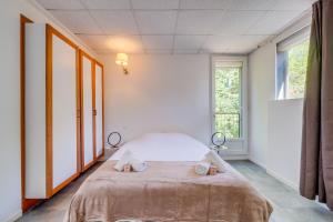 Maisons de vacances Cabane dans les arbres, proche mer : photos des chambres
