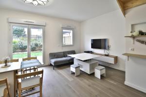Maisons de vacances La Maison d-Iris - Proche Golf et RER A : Maison 4 Chambres