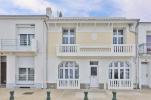 Maison vue sur le chenal avec toit terrasse