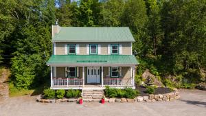Lake and Pool Table - Au Pied du Lac