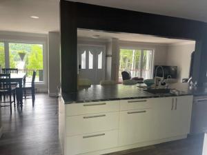 Lake and Pool Table - Au Pied du Lac