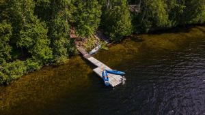 Lake and Pool Table - Au Pied du Lac