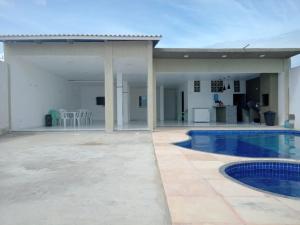 Casa com Piscina, hidromassagem e churrasqueira.