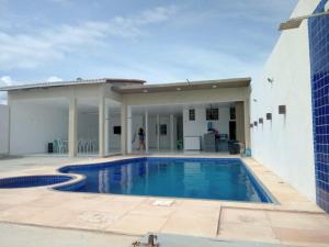 Casa com Piscina, hidromassagem e churrasqueira.