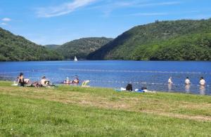 Mobil-home chalet chez lhabitant, au coeur des Combrailles, à 5 min du Pont du Bouchet