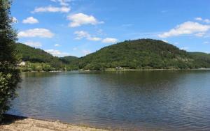 Mobil-home chalet chez lhabitant, au coeur des Combrailles, à 5 min du Pont du Bouchet