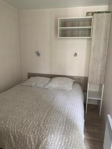 Mobil-home chalet chez lhabitant, au coeur des Combrailles, à 5 min du Pont du Bouchet